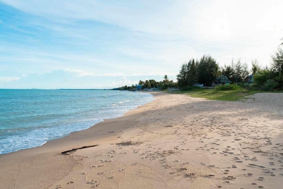 ขายบ้านพร้อมที่ดินติดทะเล หาดส่วนตัว ทำเลอำเภอเมืองประจวบคีรีขันธ์ Preview 2